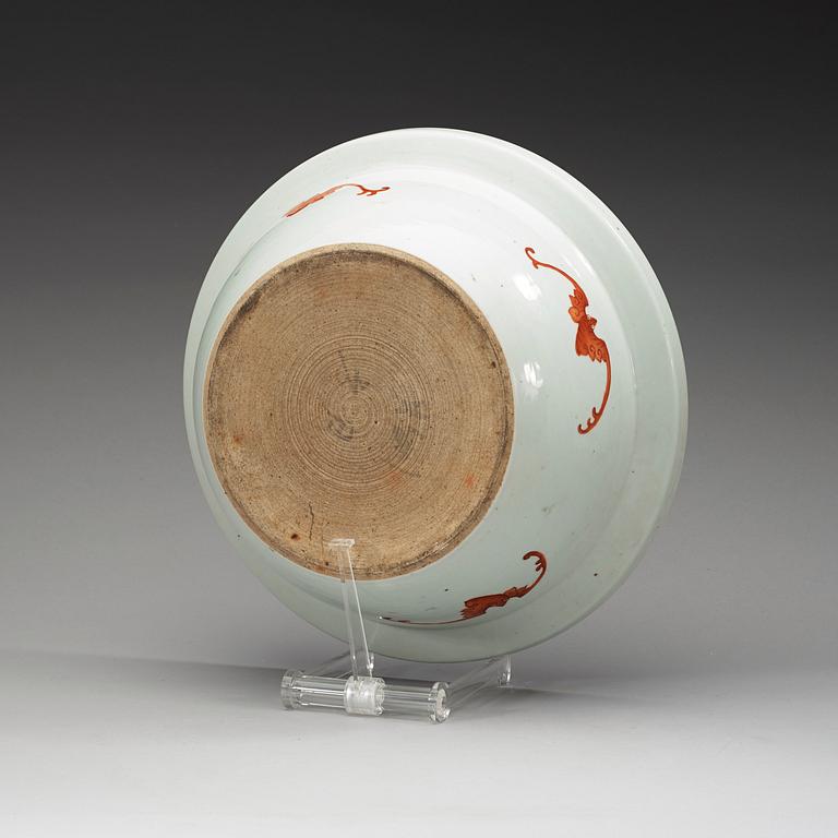 TVÄTTFAT, porslin. Qing dynastin, 1800-tal.