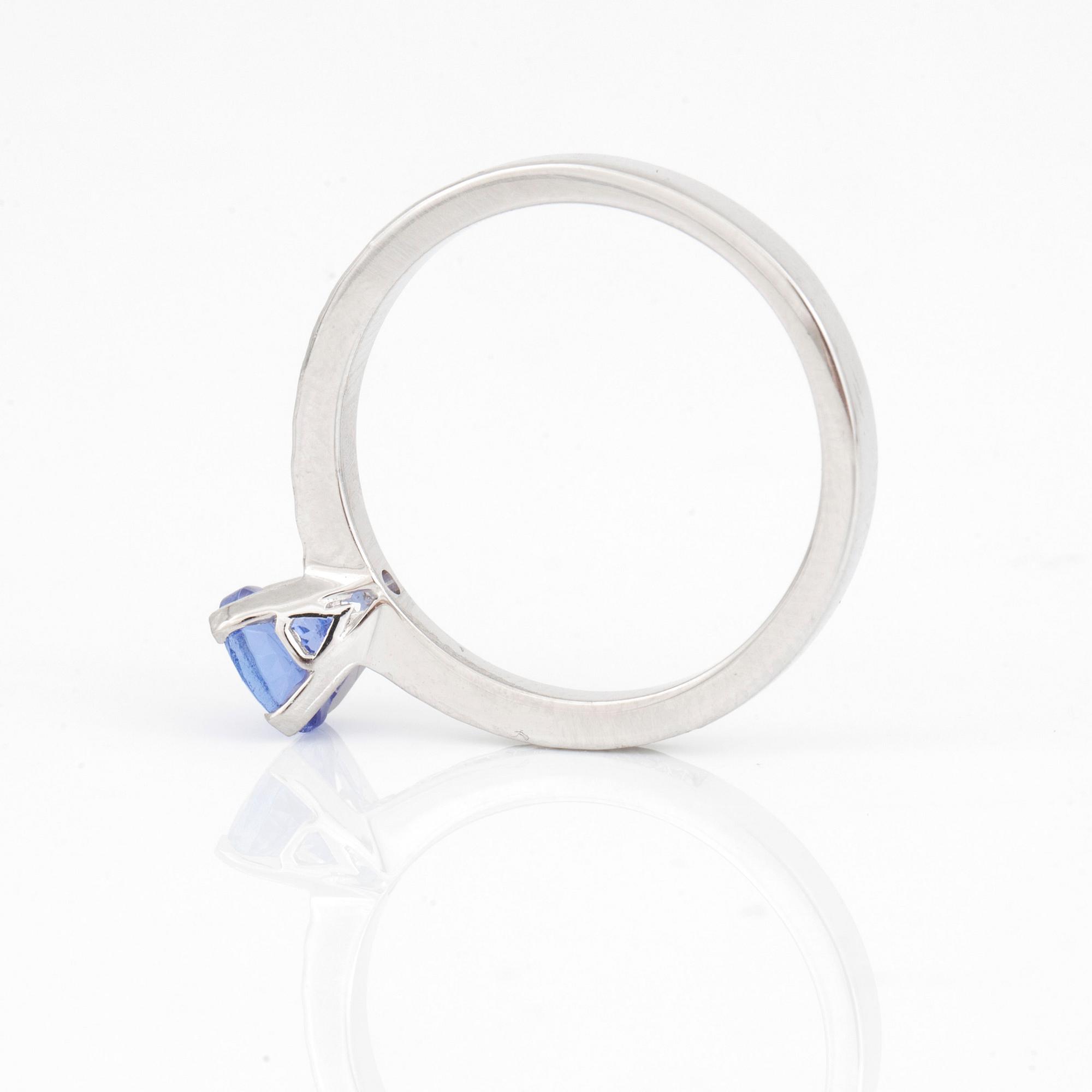 RING, Med fasettslipad tanzanit ca 0.70 ct och diamanter totalt ca 0.17 ct.