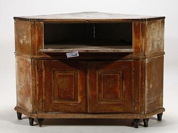 HÖRNSKÅP. Allmoge, 1800-tal.