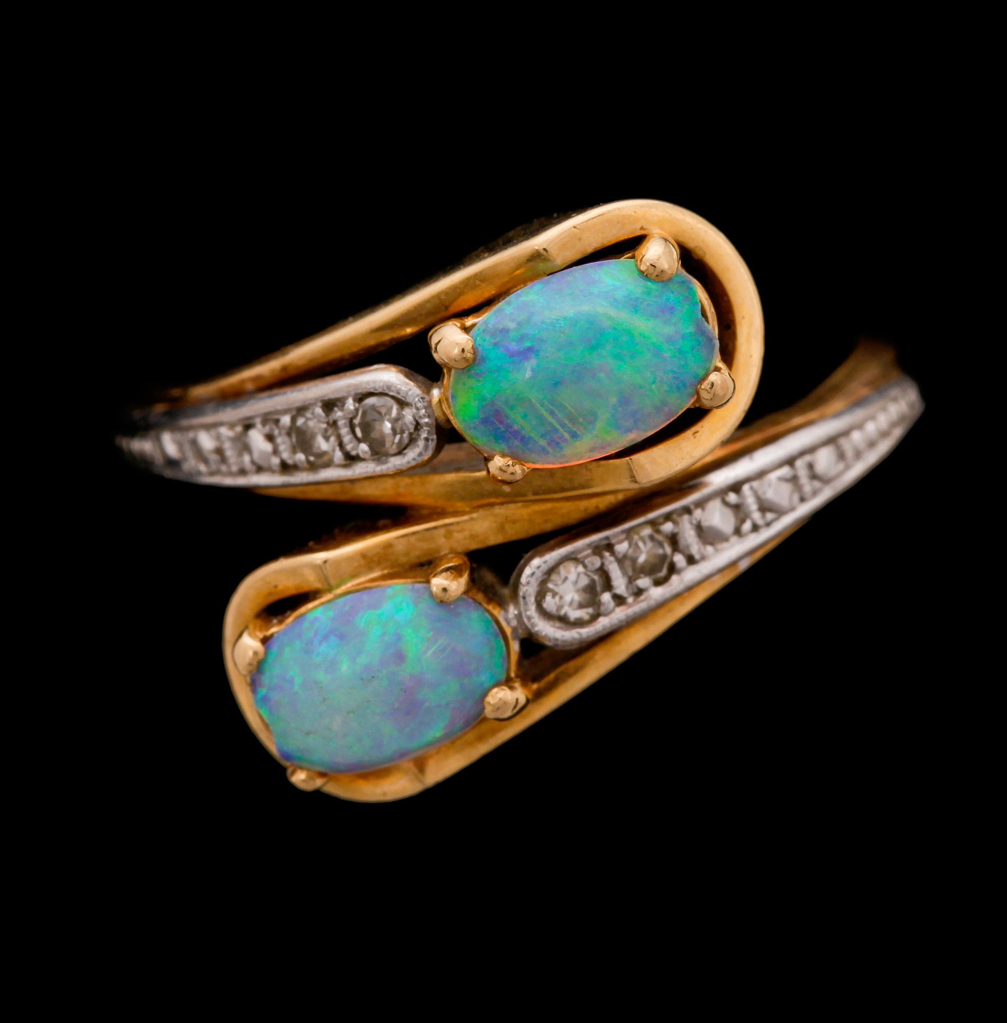 RING, 18k guld med 2 cabochonslipade opaler och 4 åttkantsslipade diamanter. Vikt ca 5g.
