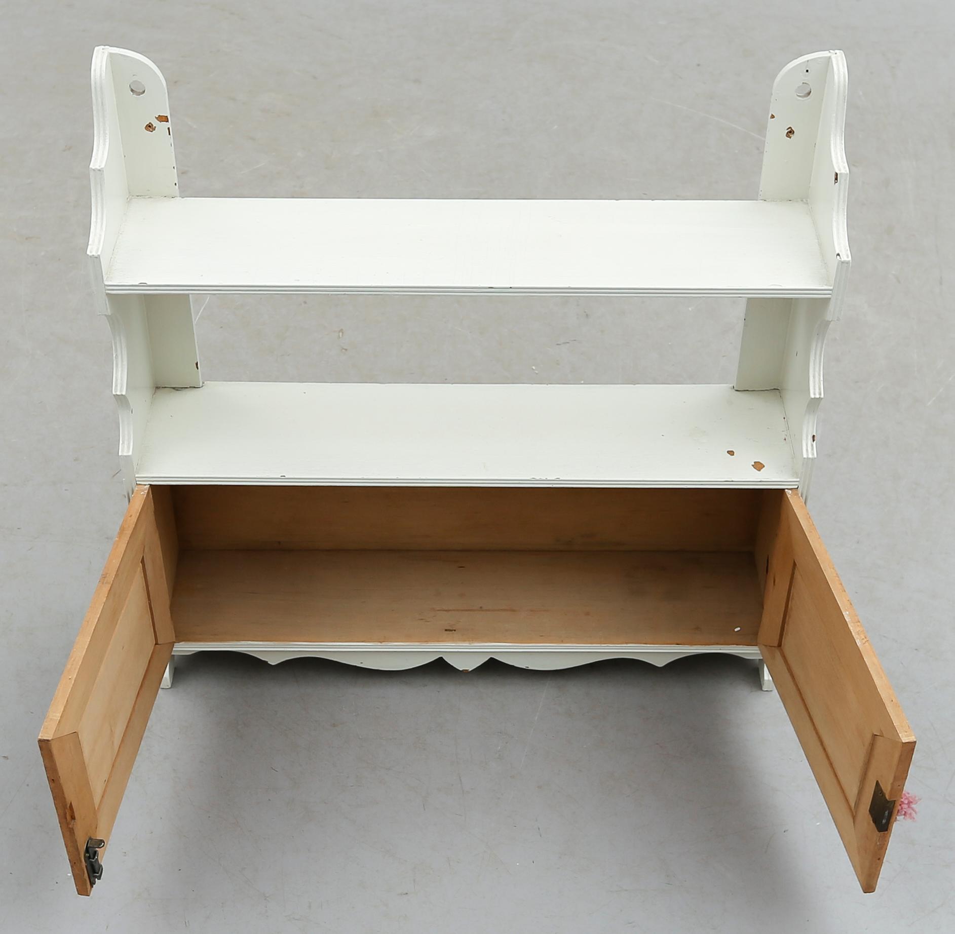 HÄNGSKÅP, 1900-talets första hälft.