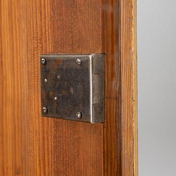 Skåp, gustavianskt, omkring år 1800.