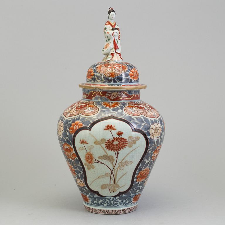 A Japanese Genroku imari vase, circa 1700.