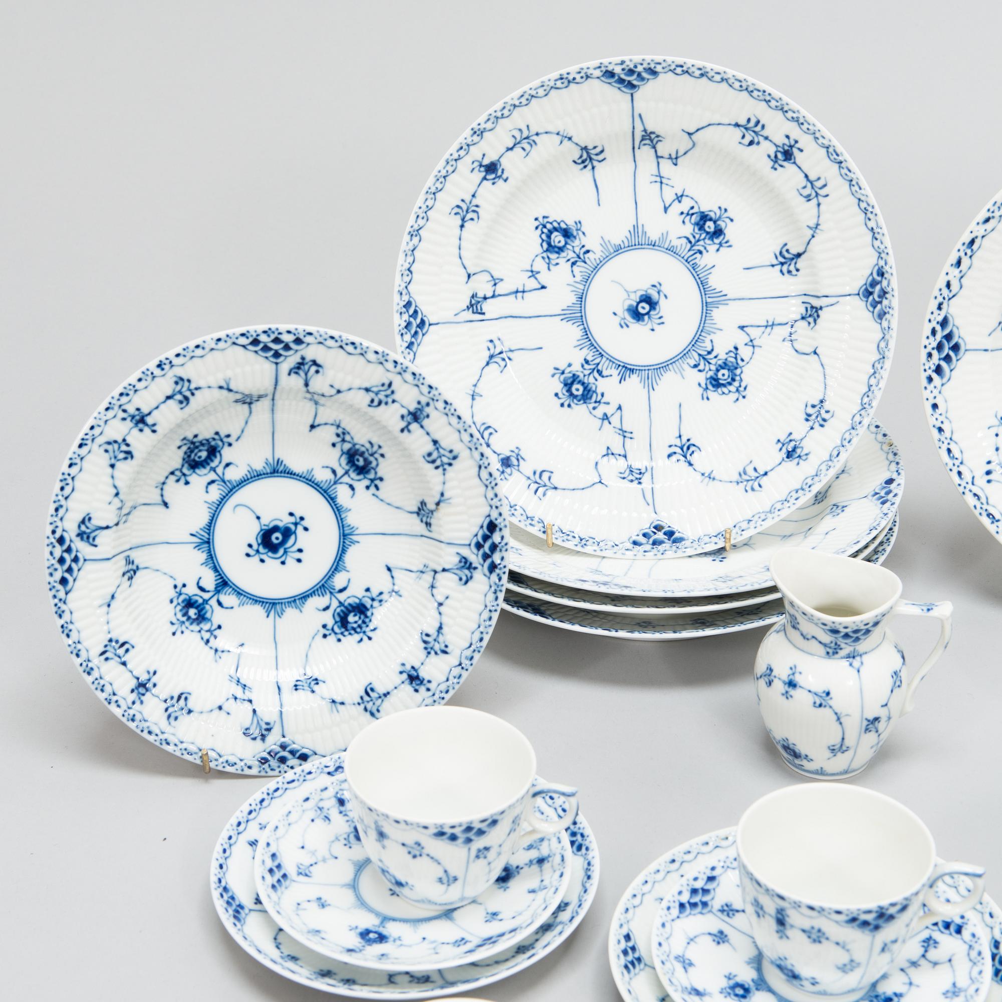 ROYAL COPENHAGEN, servisdelar, 21 st, "Musselmalet", porslin.