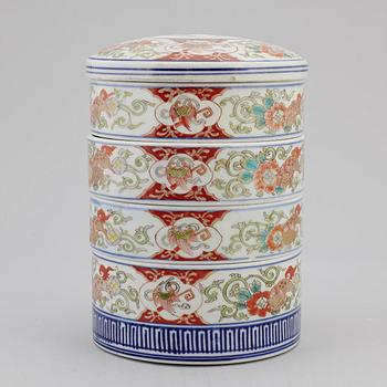 A Japanese four plan imari food bowls with cover, 19th century.