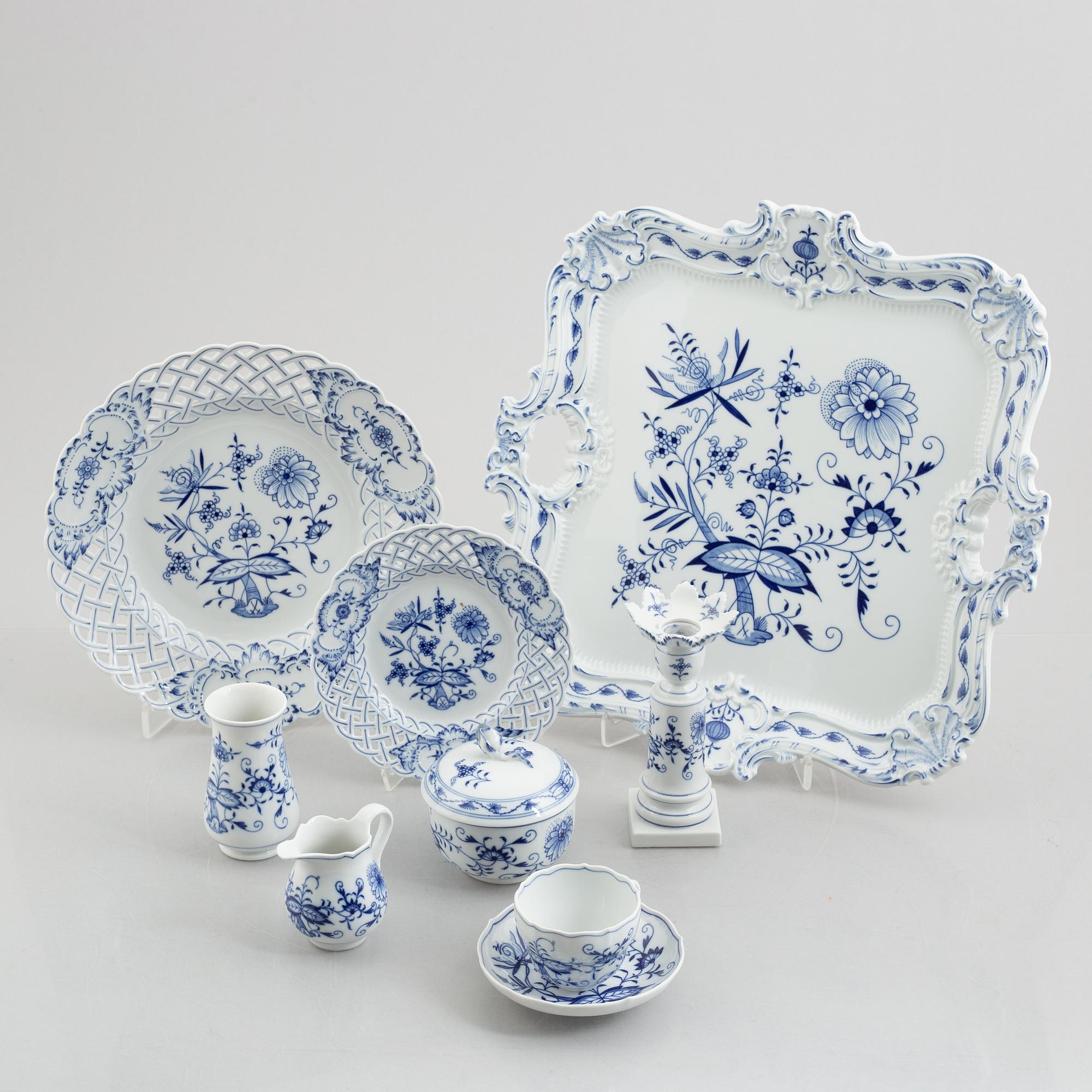 29 pieces of a "Zwiebelmuster" porcelain service, Meissen, Germany.
