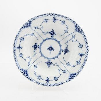 Dinnerware 58 pcs Musselmalet Royal Copenhagen porcelain, second half of the 20th century.