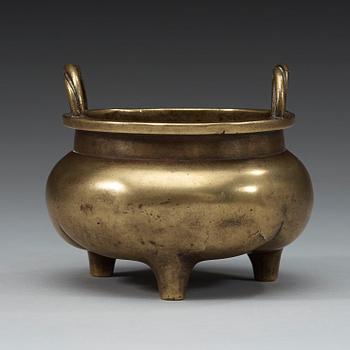 RÖKELSEKAR, brons. Tripod med vridna handtag, Qing dynastin, 1800 tal.