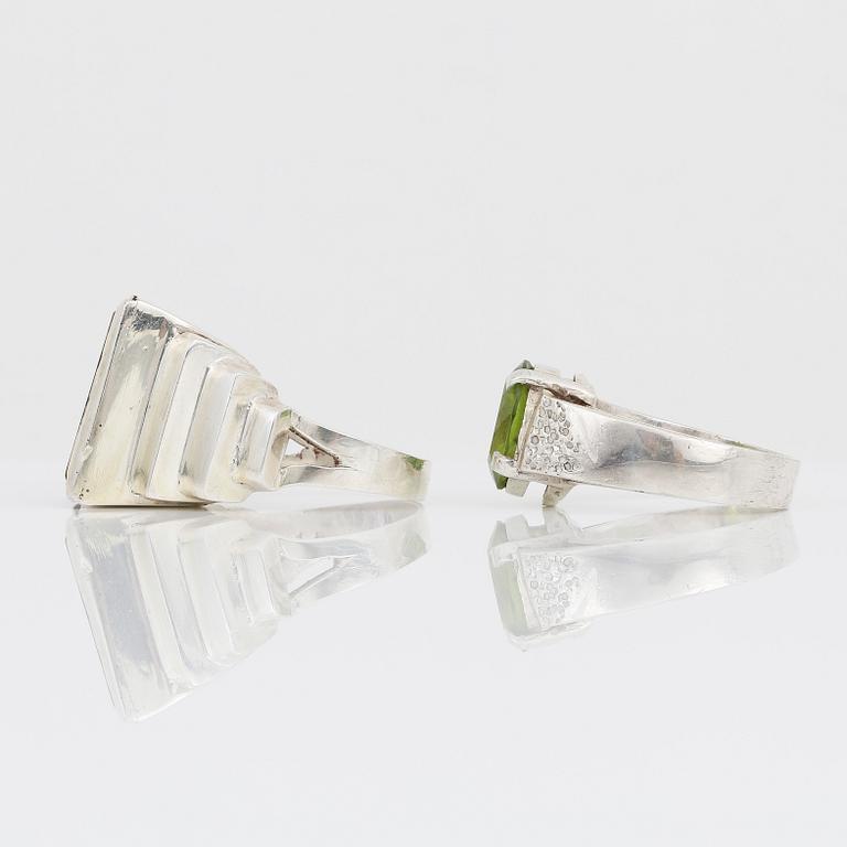 RINGAR, 2 st, silver med rektangulärslipad ametist ca 13,35 ct och spodumen ca 4,08 ct. Total vikt ca 18,90 g.