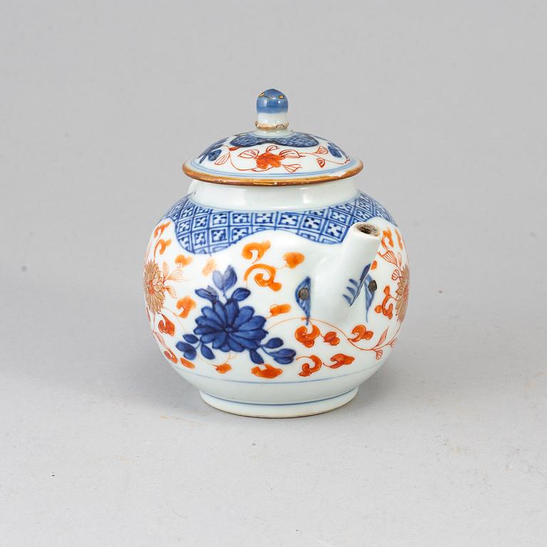 An imari teapot with cover, Qing dynasty, Qianlong (1736-95).