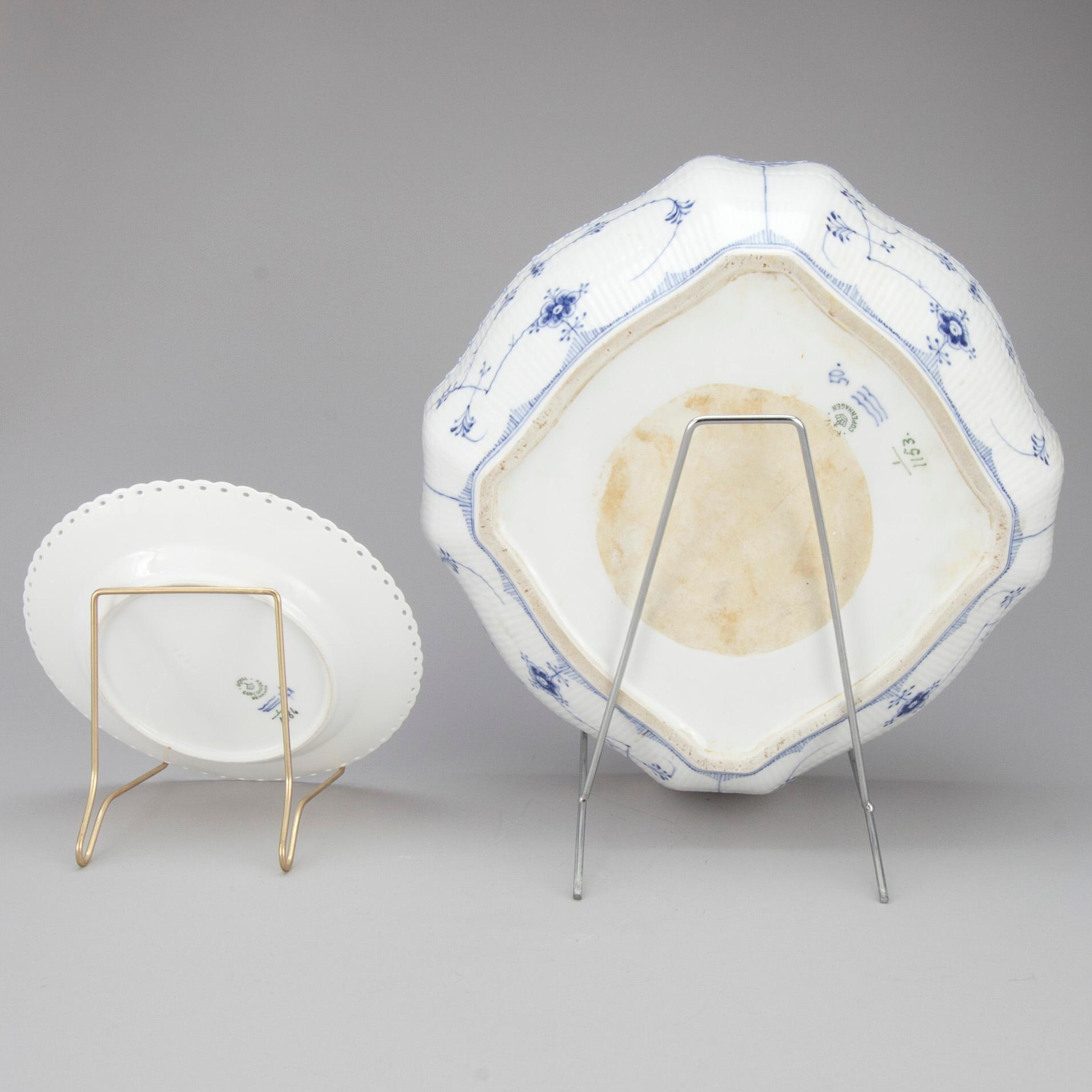 SKÅL samt TALLRIKAR, 12 st, porslin "Musselmalet" Royal Copenhagen, 1900-talets mitt.