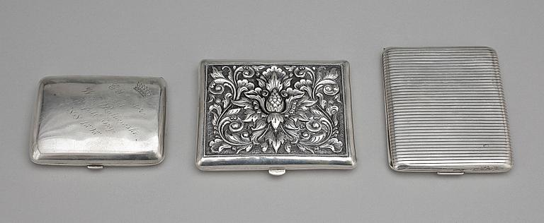 CIGARETTETUIER, 3 st, silver, 1900-tal. Tot vikt 318g.