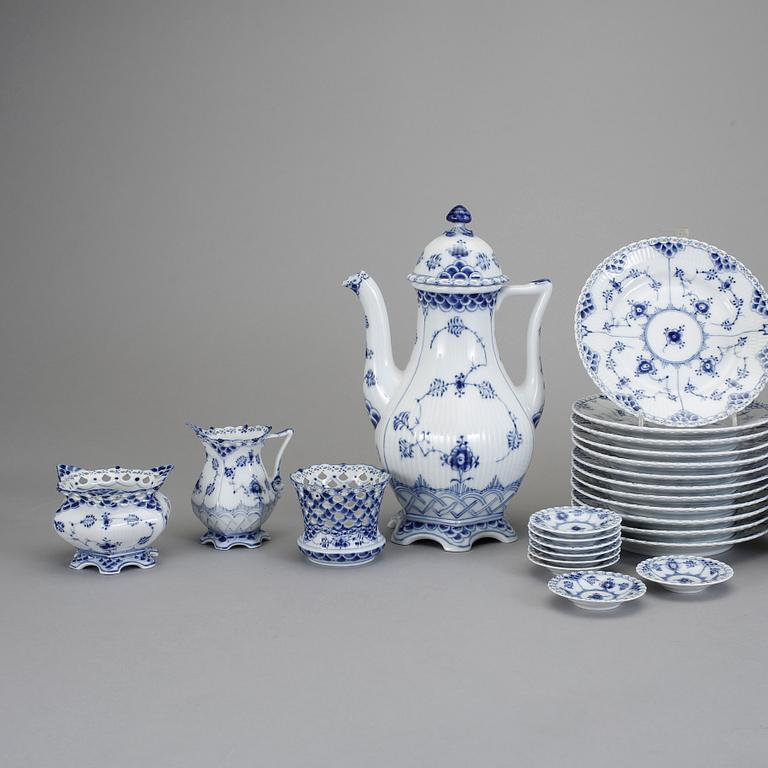 KAFFESERVIS, 37 delar, porslin, "Musselmalet", Royal Copenhagen, Danmark.
