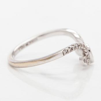 Ring, 18K vitguld med päronslipad samt briljantslipade diamanter.