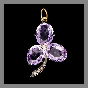 A PENDANT,  14K (56) gold, amethysts, rose cut diamonds. Weight c. 5.4 g.