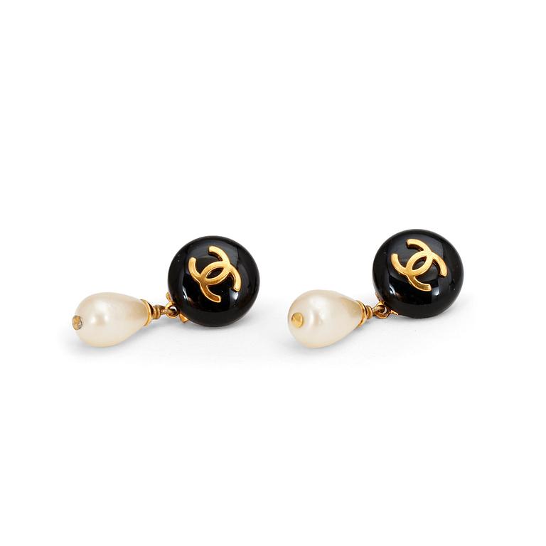 CHANEL, a pair of earrings.