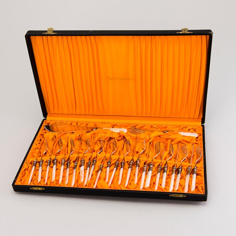 A 26-piece set of cutlery with mother of pearl handles and silver plated blades from the first half of the 20th Century.