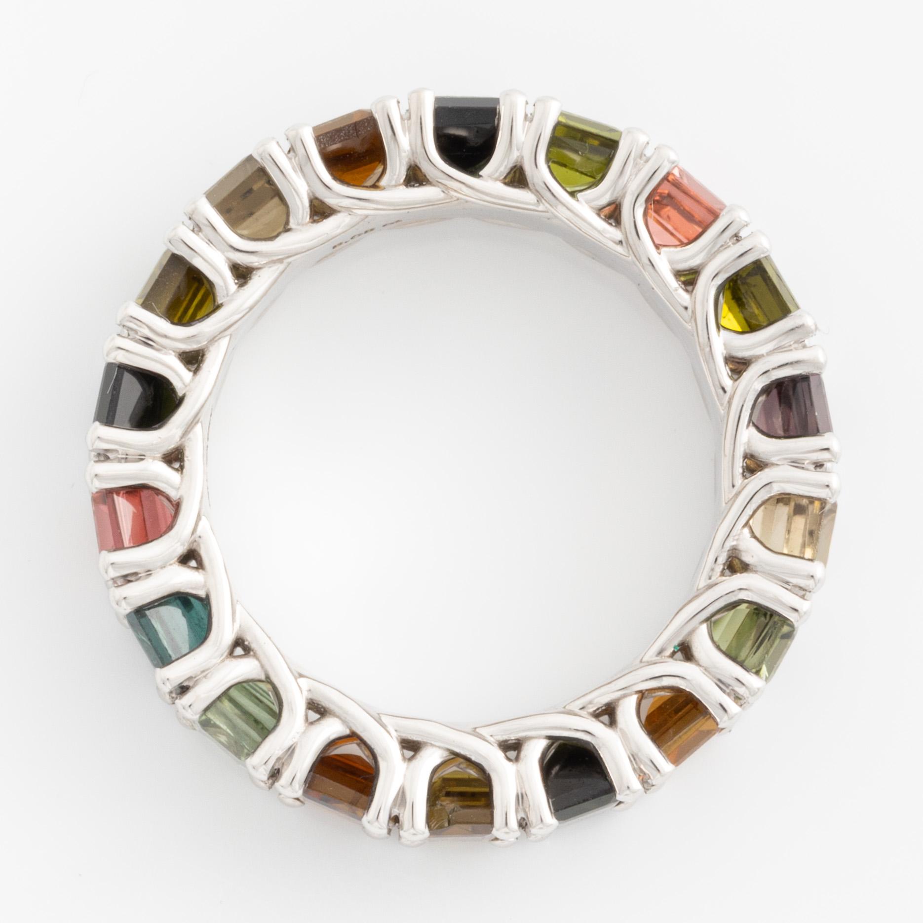 Ring med multifärgade turmaliner.