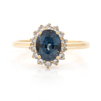 Ring, cluster, 18K gold with sapphire and brilliant-cut diamonds.