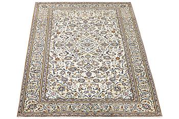 A Kashan carpet, a. 254 x 145 cm.