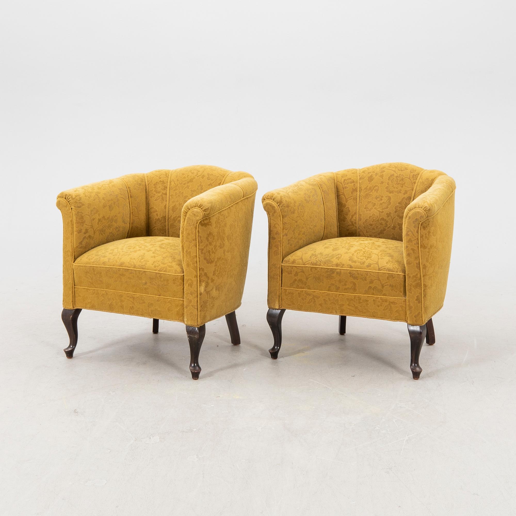 A pair of 1920/30s armchairs.
