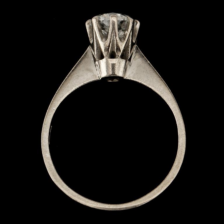 RING, 18k vitguld med briljantslipad diamant, 1.07 ct enligt gravyr, Stockholm, 1982. Vikt 4 g.