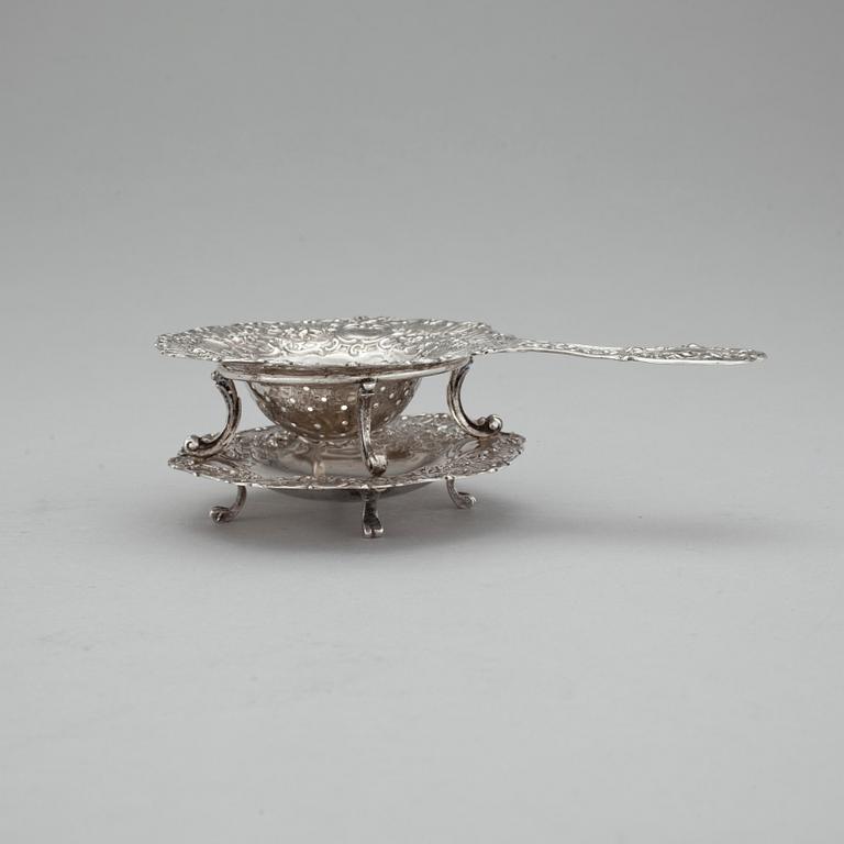 TESIL MED STÄLL, silver, svenska importstämplar, 1800-talets slut. Total vikt 147 g.