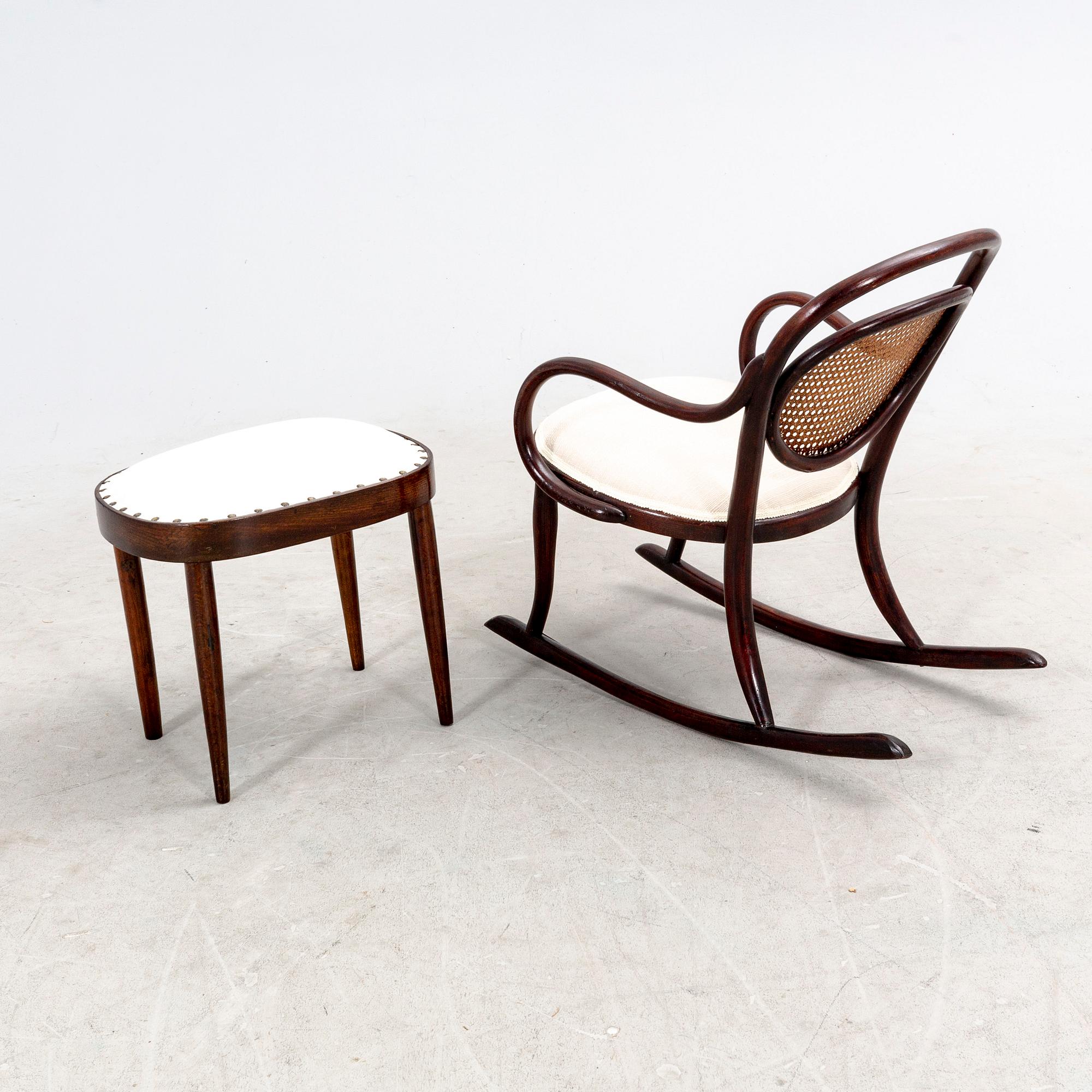 Barngungstol av Thonet samt pall, 1900-talets första hälft.