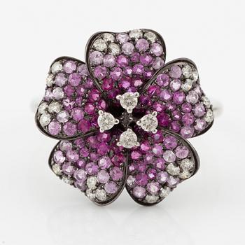 Ring i form av blomma, 18K vitguld med rosa safirer och briljantslipade diamanter.