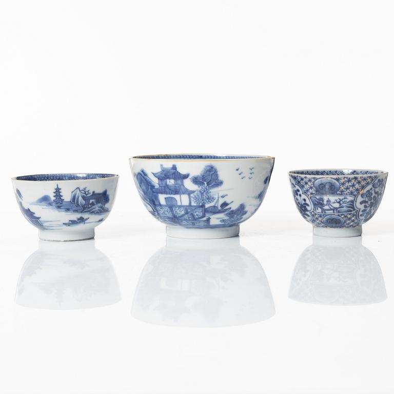A Chinese blue and white jug, an ewer and three cups, Qing dynasty, Qianlong (1736-95).