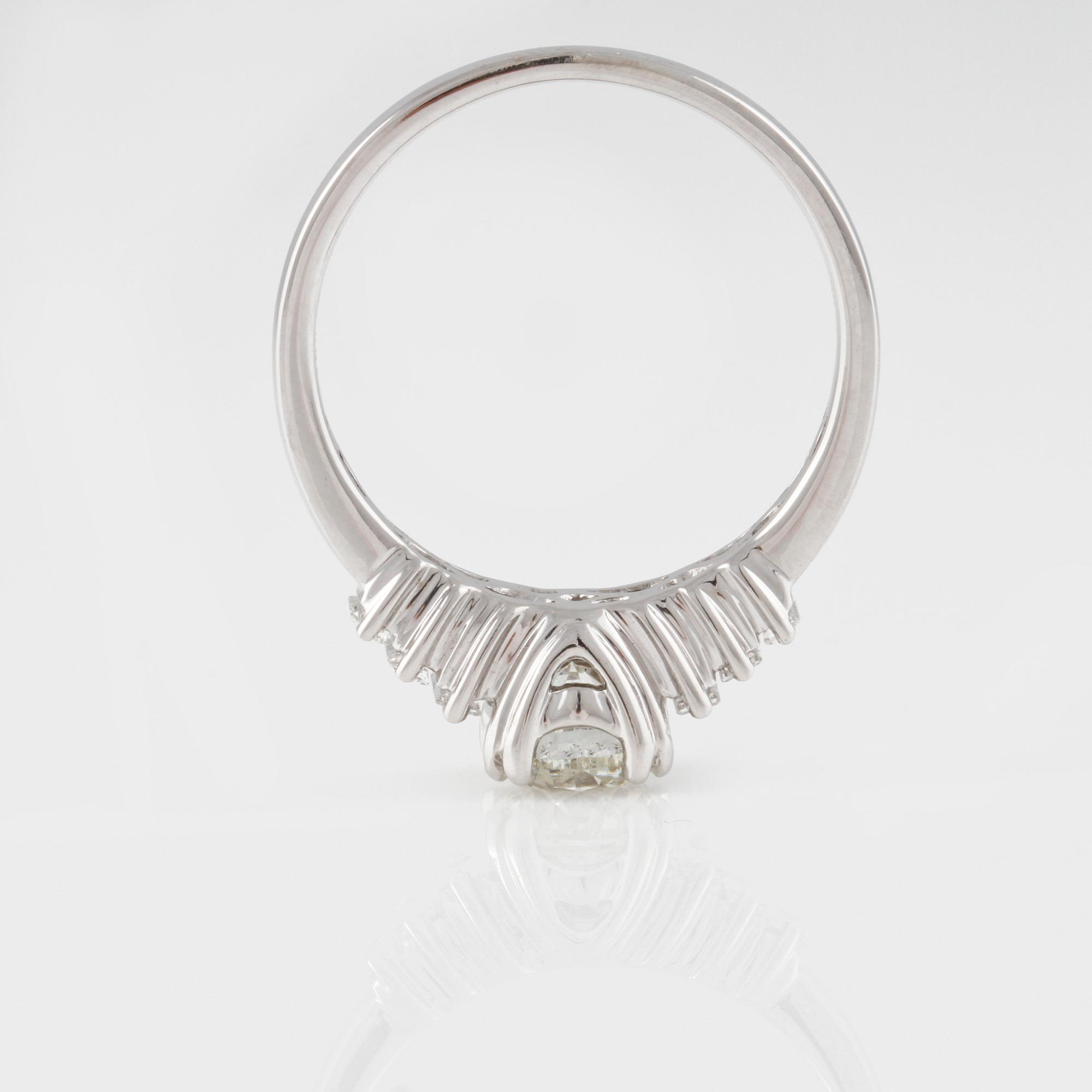 RING, 18K vitguld med briljantslipad diamant ca 1.01 ct samt baguetteslipade diamanter ca 0.29 ct. Vikt 4,0 gram.