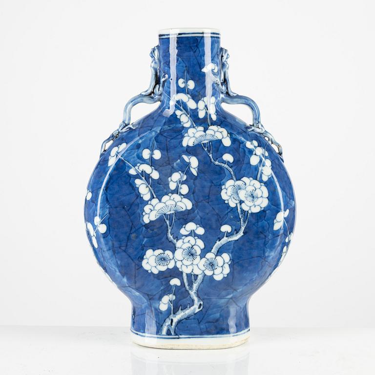 A blue and white porcelain moon flask, China, 19th century.
