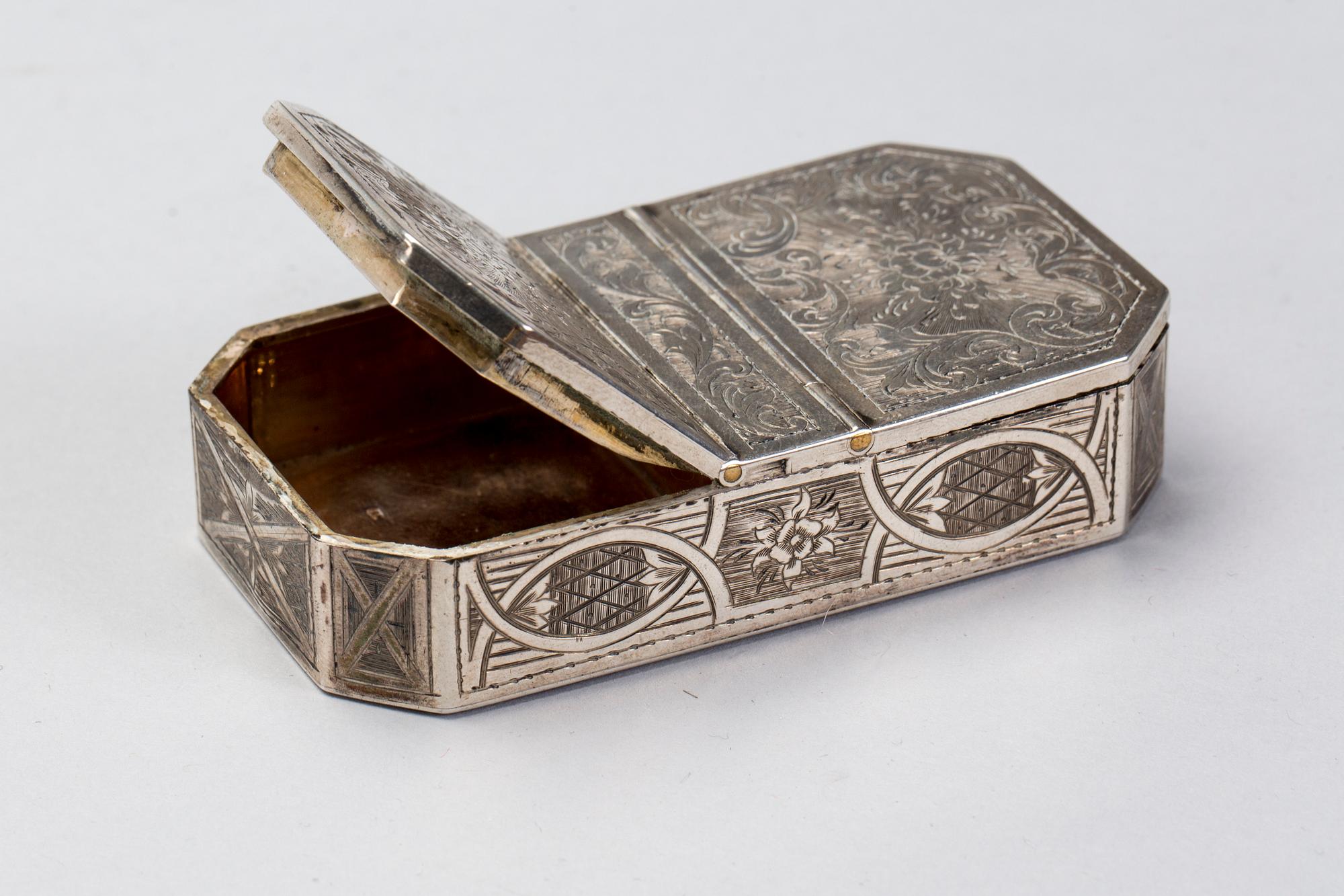 DUBBELDOSA, Ryssland, svenska importstämplar, silver, vikt 140 g.