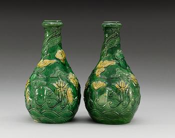 A pair of Ming style vases, Qing dynasty (1644-1912).