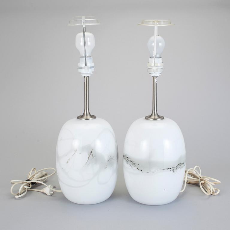 BORDSLAMPOR, ett par, glas, Holmegaard, Danmark, 1900-talets andra hälft.