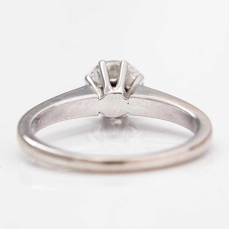 An 18K white gold ring with a ca. 1.01 ct diamond according to certificate.