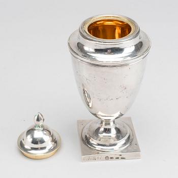 CARL JOHANN BERG, URNA MED LOCK, silver, St Petersburg 1798.