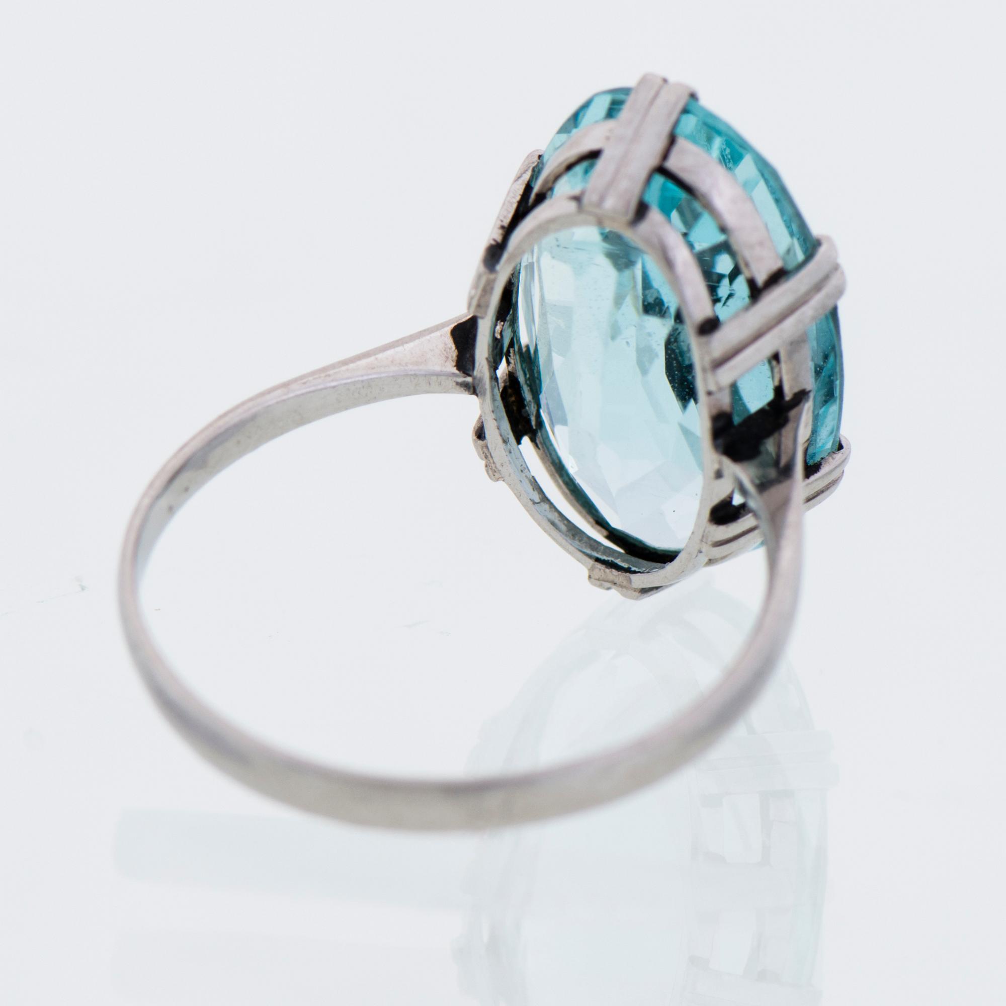 ÖRHÄNGEN, RING och BROSCH, fasettslipade akvamariner, platina.