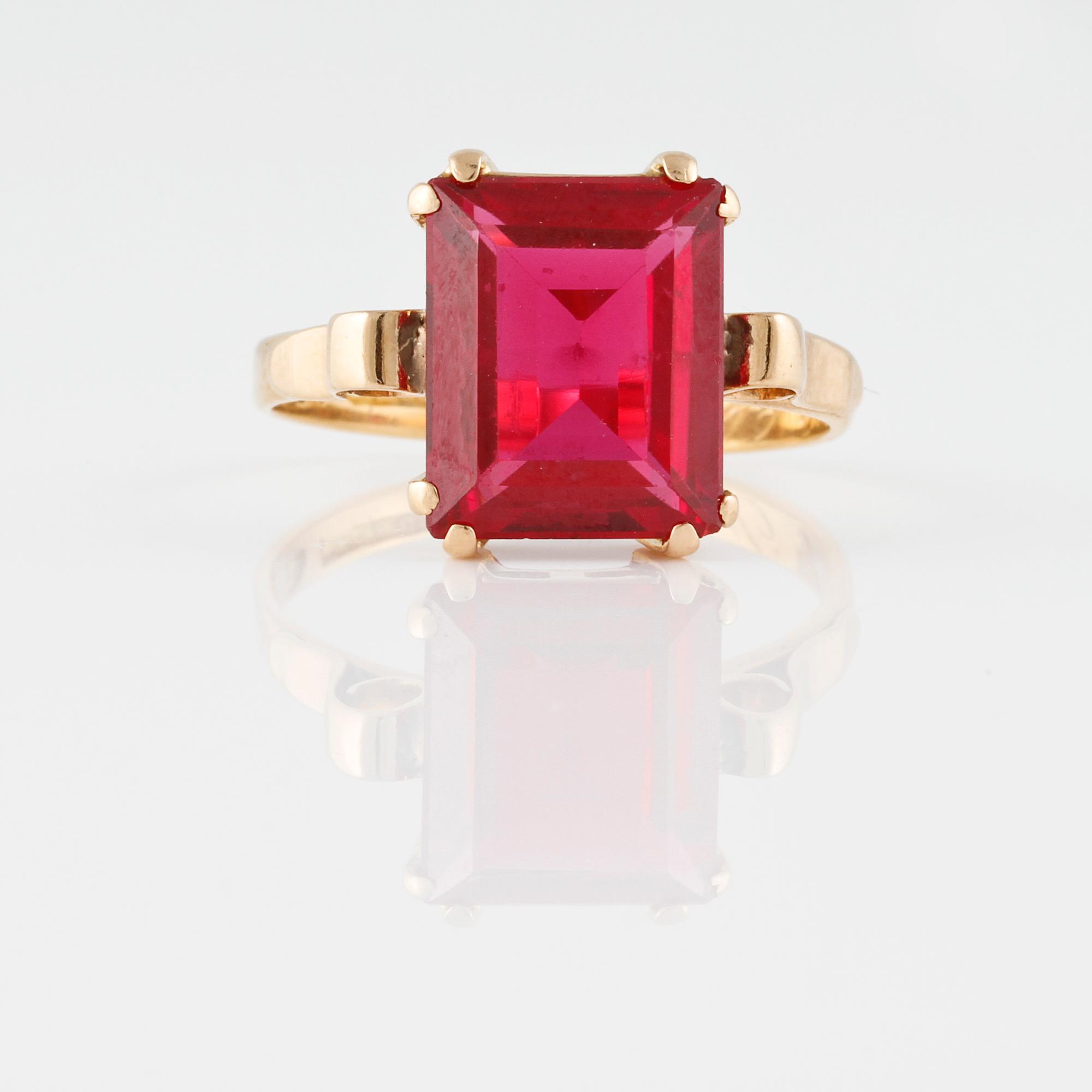 RING, 20K guld med fasettslipad syntetisk safir, Stockholm, 1870. Vikt 3,7 gram.
