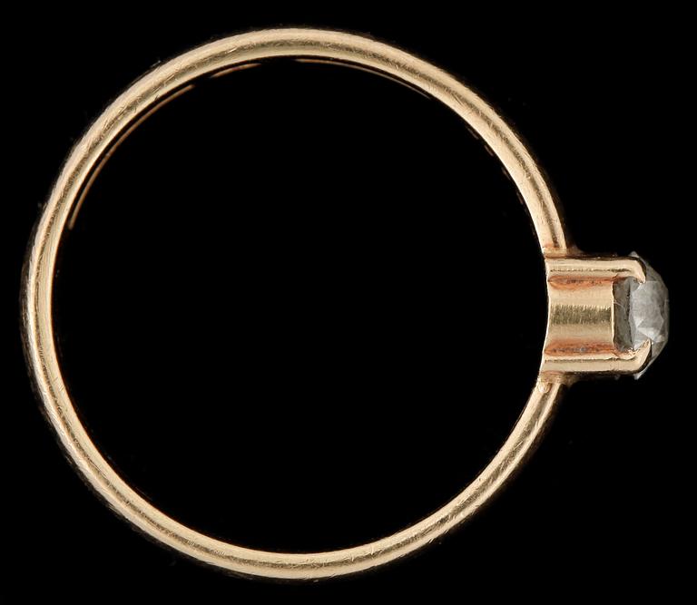 RING, 18k guld med gammalslipad diamant ca0,35ct. Vikt 3,7g.