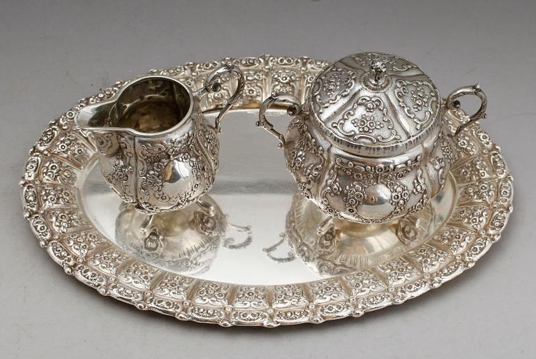 SOCKERSKÅL, GRÄDDKANNA OCH BRICKA, silver, JLH, Stockholm 1949. Vikt ca 590 g.