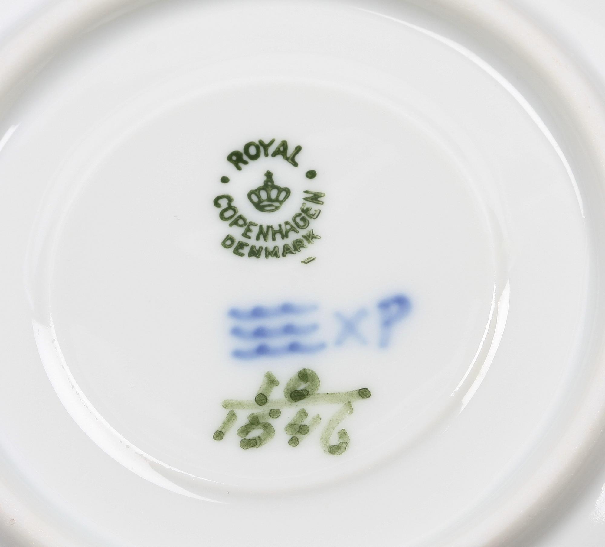 MAT- OCH KAFFESERVISDELAR, 41 delar, porslin, "Blå blomst", Royal Copenhagen.