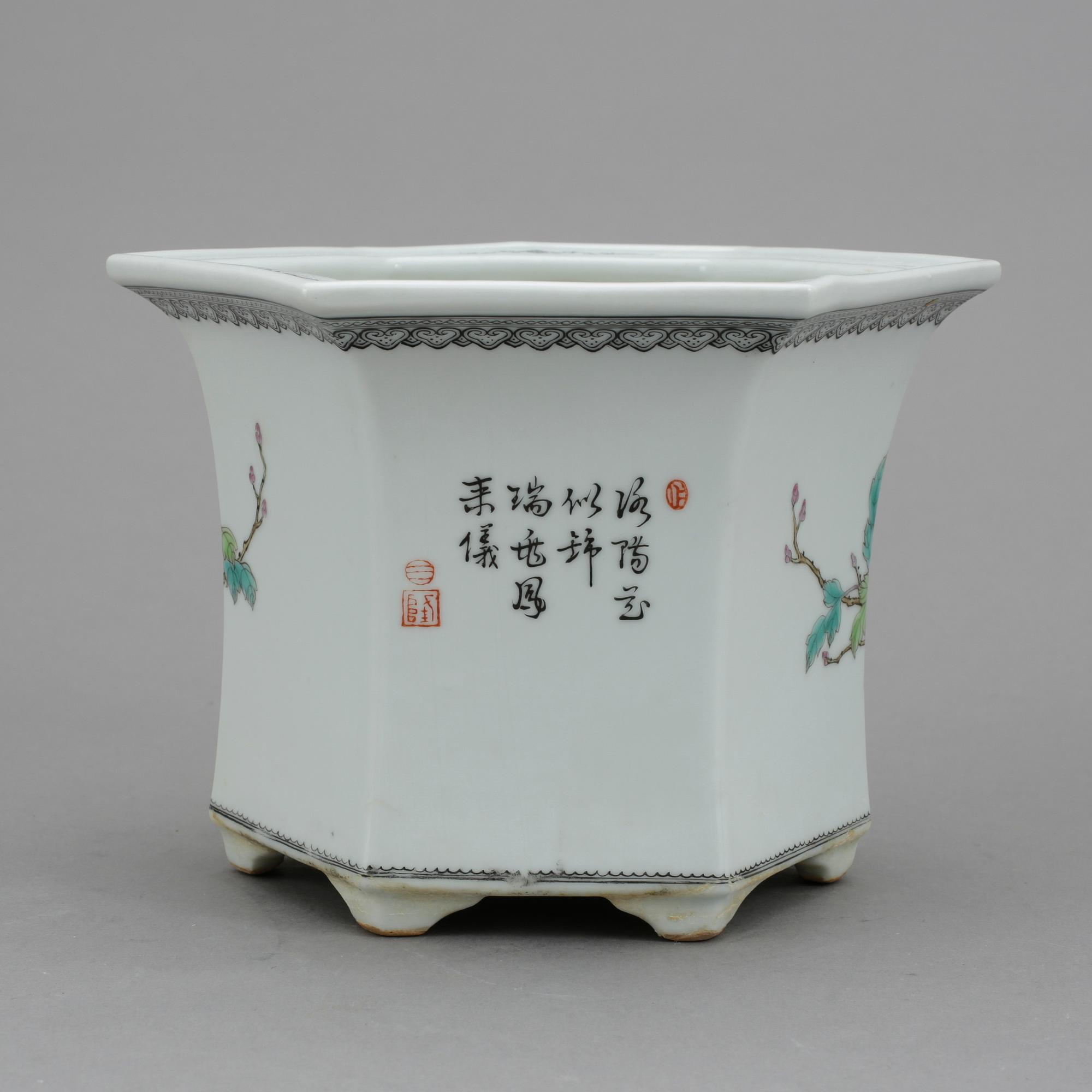 BLOMKRUKA / YTTERFODER, porslin, Kina. 1900-talets andra hälft.