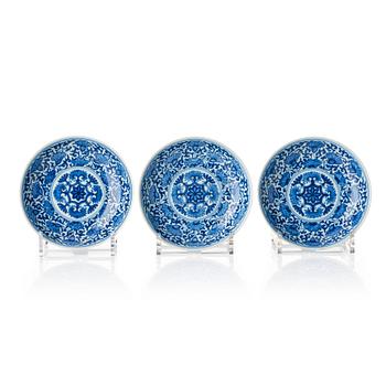 972. A set of three blue and white dishes, Qing dynasty with Qianlong seal mark.