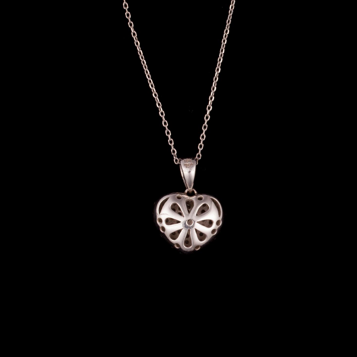 HÄNGSMYCKE, 18K vitguld, diamanter tot. 0,26 ct. Vikt 3,5 g. Intyg.