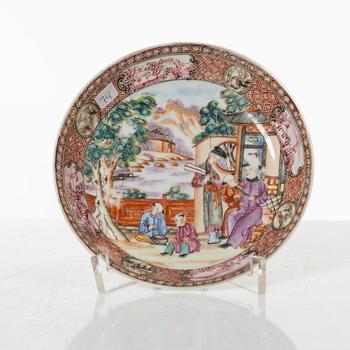 A Chinese export porcelain creamer with cover and two cups, Qing dynasty, 18th century.