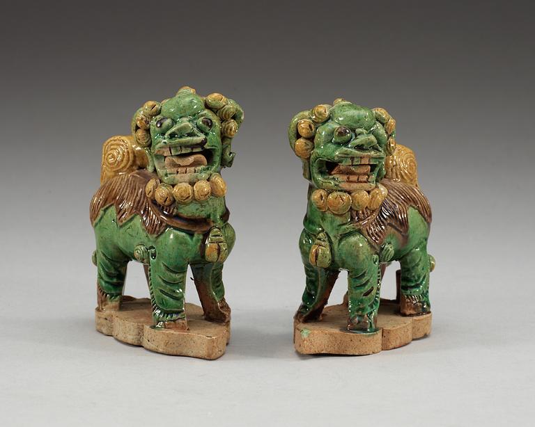 FIGURINER, två stycken, keramik. Qing dynastin, Kangxi (1662-1722).