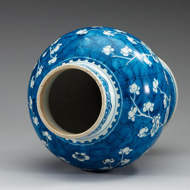 URNA, porslin. Qing dynastin, Kangxi (1662-1722).