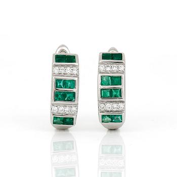 ÖRHÄNGEN, ett par, 14K vitguld med små diamanter tot ca 0,16 ct och smaragder tot ca 0,96 ct. Total vikt 3,98 g.