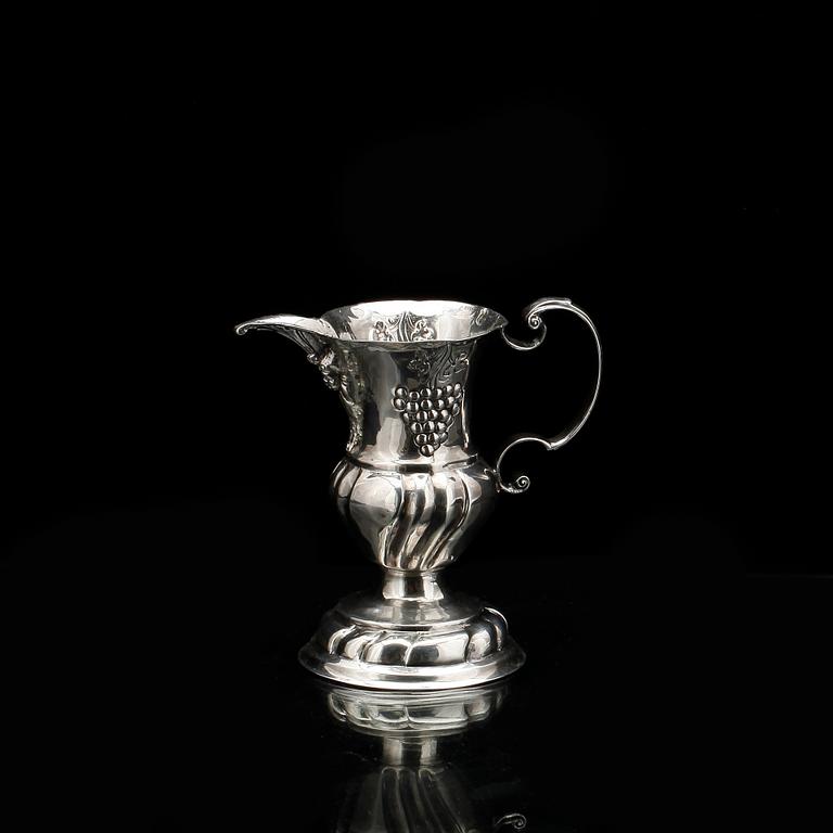 GRÄDDKANNA, silver, otydliga stämplar, troligen England, 17/1800-tal. Vikt ca 81g.